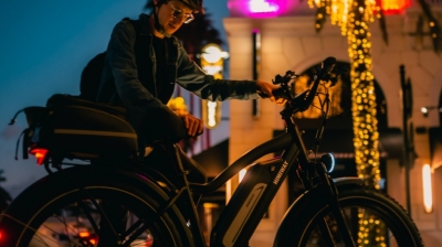 Bien s'équiper pour rouler à vélo électrique la nuit