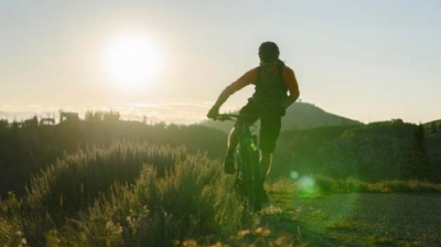 Les accessoires essentiels pour une randonnée à vélo électrique réussie 
